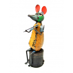Mysz siedząca Figurka z metalu z recyclingu Skrzypce